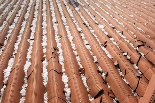 Damaged roof tiles — Stock Photo, Image