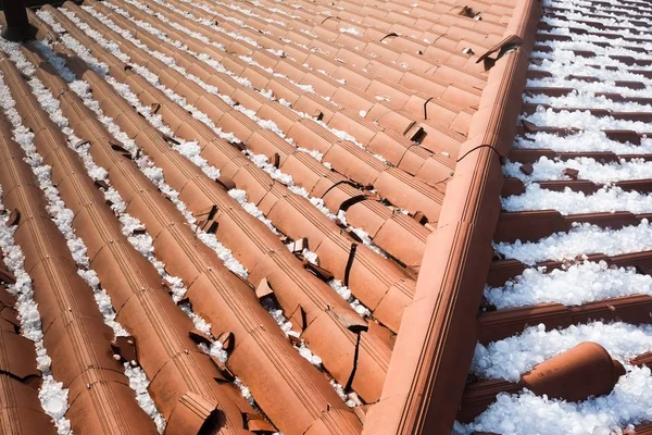 Damaged roof tiles — Stock Photo, Image