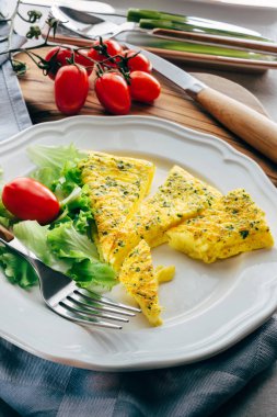 Omlet beyaz plaka üzerinde