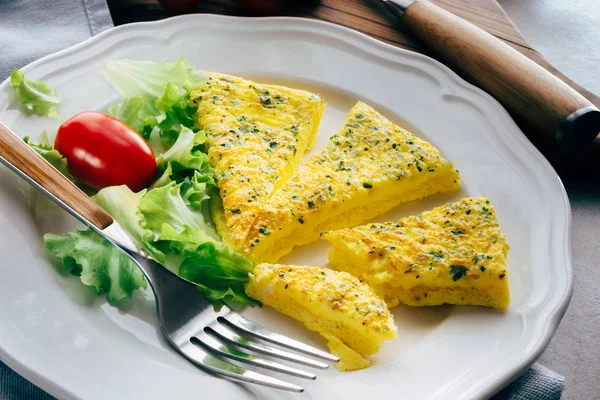 Omlet, parmezanem i natką pietruszki — Zdjęcie stockowe