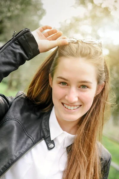 Sorrindo menina adolescente — Fotografia de Stock