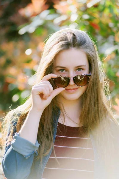 Teen flicka med långt hår — Stockfoto