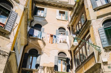 Bina ve giysi asılı