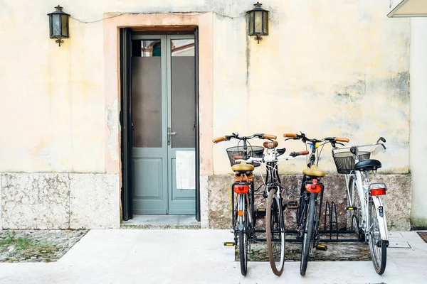 Biciclette parcheggiate davanti al muro — Foto Stock