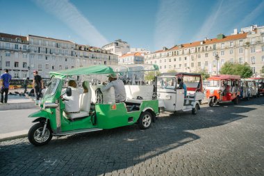 Tuk tuk sürücüleri turistler için bekliyor