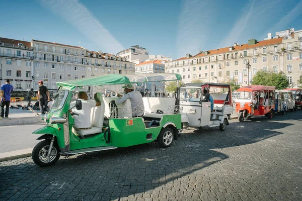 Tuk tuk motoristas à espera de turistas — Fotografia de Stock