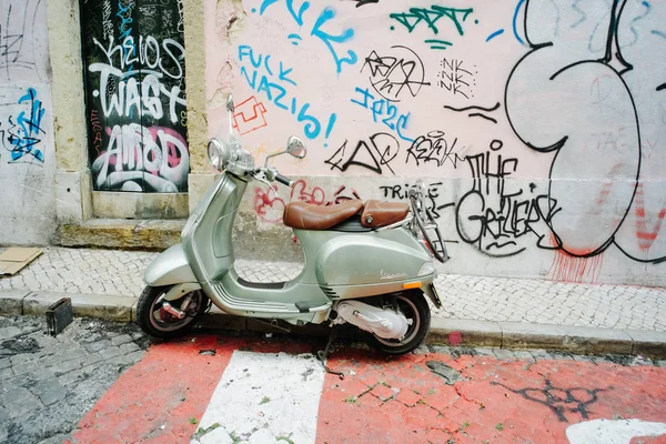 Scooter estacionado na rua — Fotografia de Stock