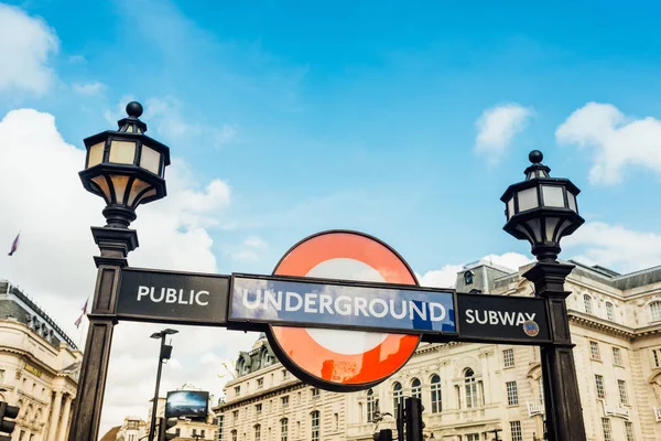 Signo subterráneo en Piccadilly Circus —  Fotos de Stock