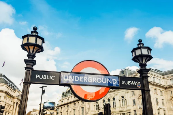 U-Bahn-Schild am Piccadilly Circus — Stockfoto