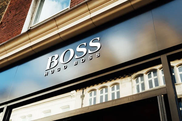 Uithangbord van Hugo Boss shop — Stockfoto