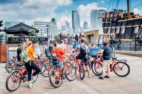 Personas con bicicletas en Queen 's Walk — Foto de Stock