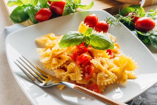 Massa com tomate cereja — Fotografia de Stock