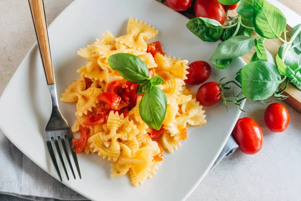 Pasta con tomates cherry —  Fotos de Stock