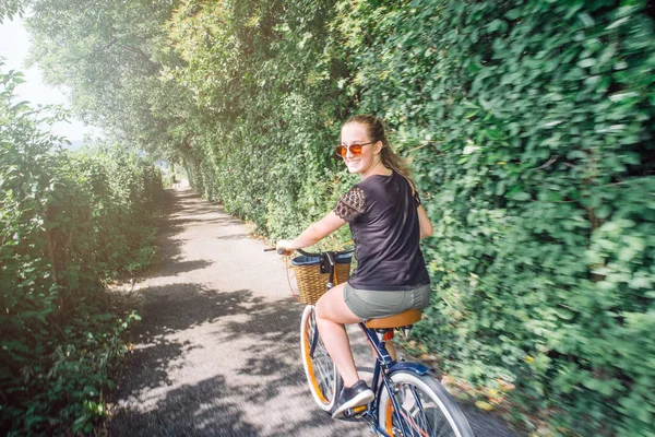 十几岁的女孩骑在自行车上 — 图库照片