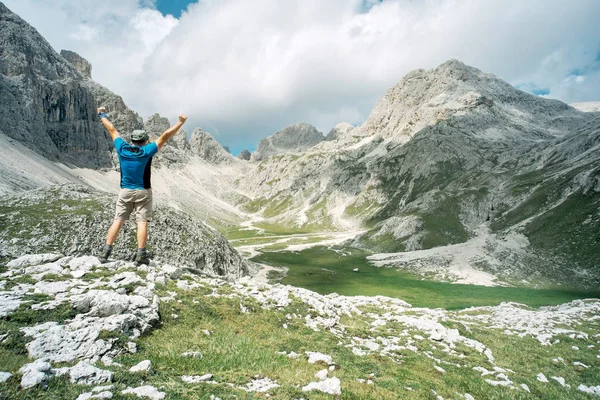 Happy hiker with arms raised — Stock Photo, Image