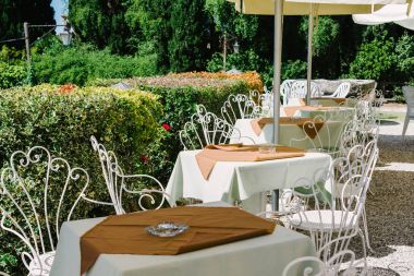 sokak çocuğuMasa, sandalye ve şemsiye