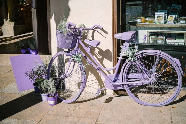 Lavender painted bicycle — Stock Photo, Image