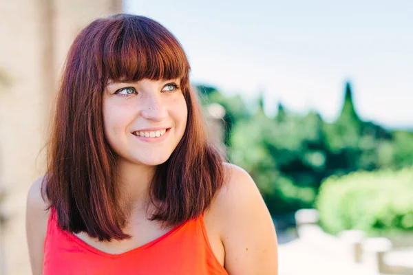 Sorridente giovanissima ragazza all'aperto — Foto Stock