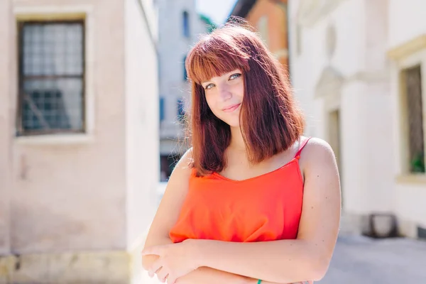 Sonriente adolescente chica al aire libre — Foto de Stock