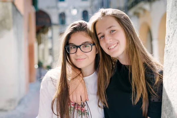 Prieteni adolescenti fericiti — Fotografie, imagine de stoc