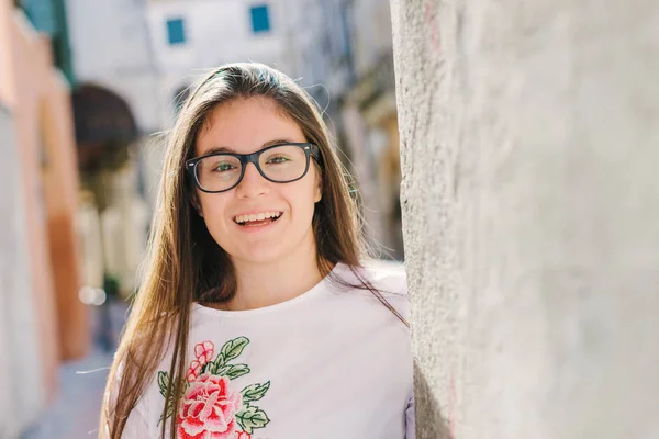 Smiling teen girl outdoors — Stock Photo, Image