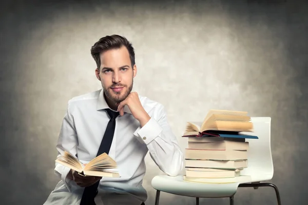 Studente seduto con libri — Foto Stock