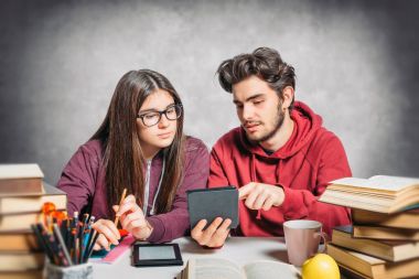 Öğrenciler eBooks Okuma