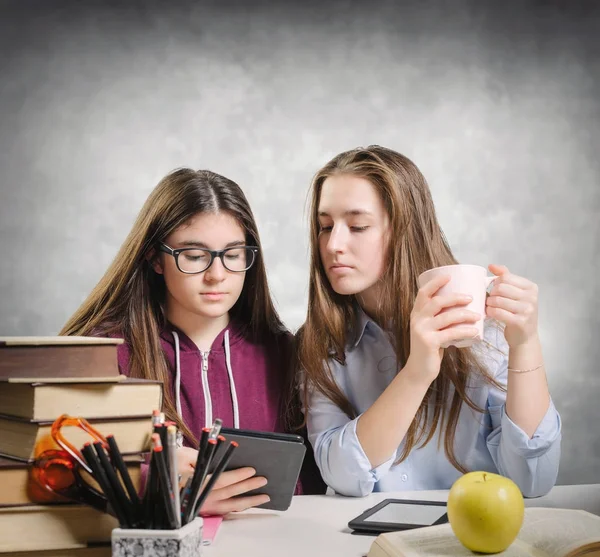 Alumnas leyendo ebook —  Fotos de Stock