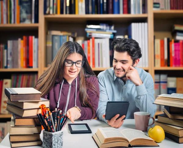 Estudiantes que leen libros electrónicos —  Fotos de Stock