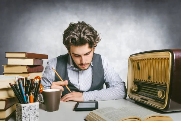 Student care scrie și citește ebook — Fotografie, imagine de stoc