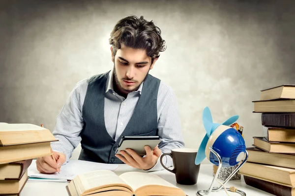 Student schrijven en lezen van de ebook — Stockfoto