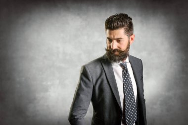 sakallı bir genç adam