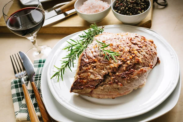 Carne Grelhada Com Alecrim Sal Pimenta Grãos Prato Branco — Fotografia de Stock