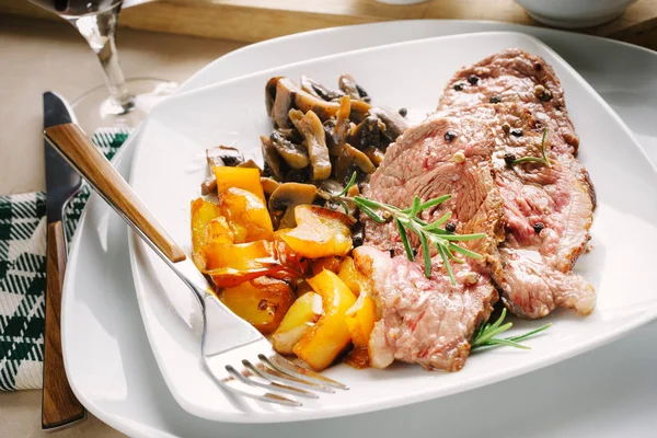 Fatias Carne Grelhadas Com Cogumelos Champignon Pimentas Amarelas Placa Branca — Fotografia de Stock