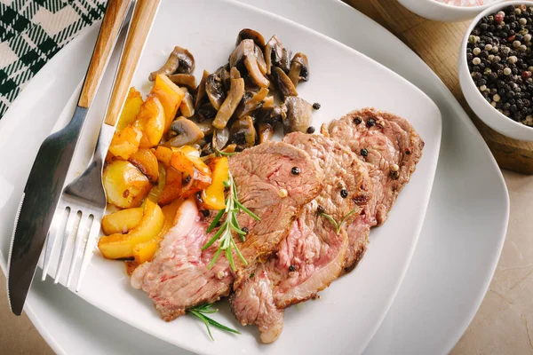 Fatias Carne Grelhadas Com Cogumelos Champignon Pimentas Amarelas Placa Branca — Fotografia de Stock