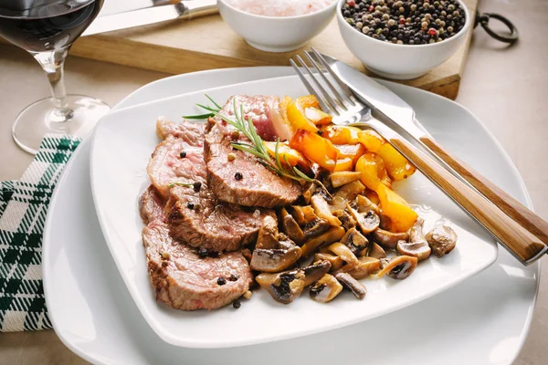 Fatias Carne Grelhadas Com Cogumelos Champignon Pimentas Amarelas Placa Branca — Fotografia de Stock