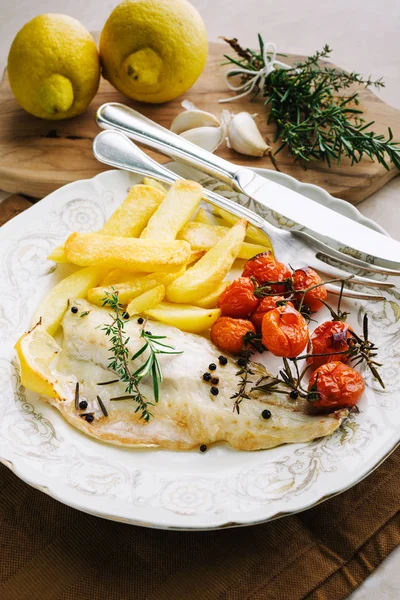Filetto Pesce Con Patate Pomodorini Rosmarino Maggiorana Piatto Bianco — Foto Stock