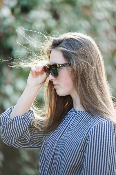 Ritratto Adolescente Con Occhiali Sole Sfondo Verde Natura — Foto Stock