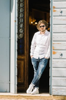 Genç sakallı yakışıklı yaşam tarzı portresi 