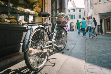 Bassano del Grappa, İtalya - 22 Nisan, 2018: Montevecchio Meydanı. Bir fırın pencerenin önünde eski Bisiklet