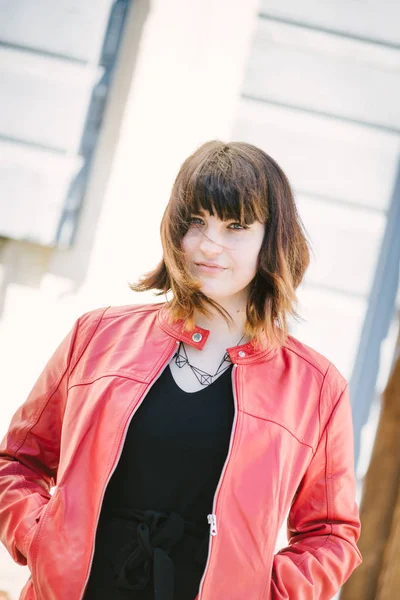 Retrato Aire Libre Una Adolescente Sonriente Con Chaqueta Roja — Foto de Stock