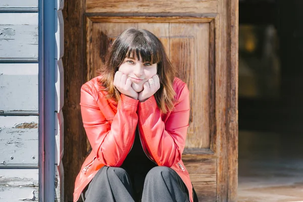 Εξωτερική Πορτρέτο Του Χαμογελώντας Εφηβικό Κορίτσι Που Φοράει Κόκκινο Σακάκι — Φωτογραφία Αρχείου
