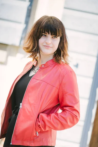 赤いジャケットを着て笑顔の 代の少女の屋外のポートレート — ストック写真