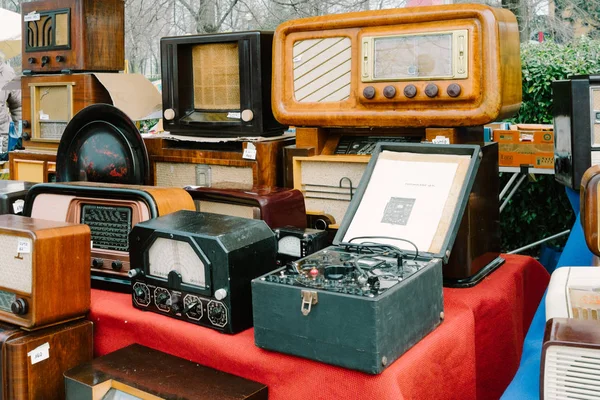 Piazzola 布伦塔 意大利 2018年3月 老收音机陈列在古董市场上 — 图库照片