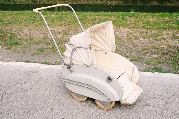 Alter Leerer Kinderwagen Auf Der Straße — Stockfoto