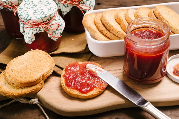 Zubereitung Von Zwieback Mit Erdbeermarmelade Zum Frühstück — Stockfoto