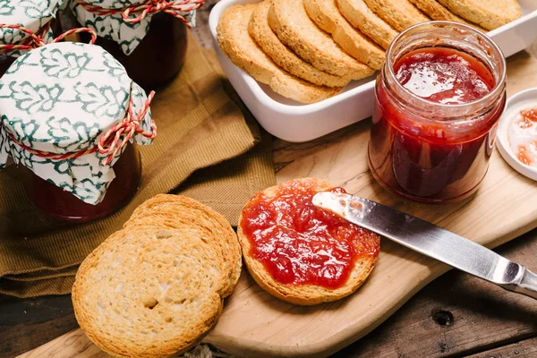 Zubereitung Von Zwieback Mit Erdbeermarmelade Zum Frühstück — Stockfoto