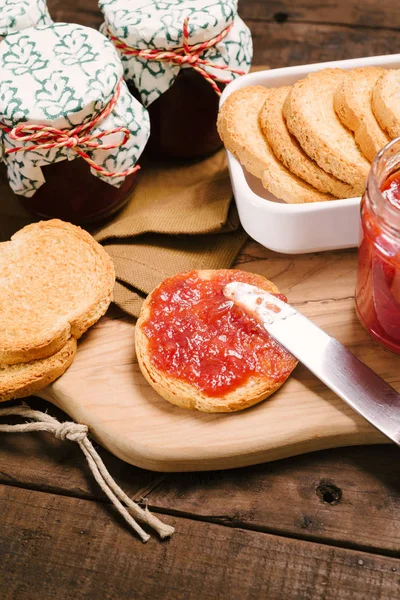 Zubereitung Von Zwieback Mit Erdbeermarmelade Zum Frühstück — Stockfoto