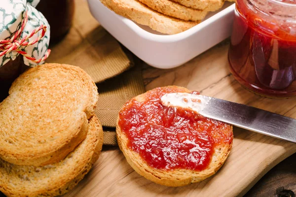 Zubereitung Von Zwieback Mit Erdbeermarmelade Zum Frühstück — Stockfoto