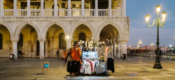 Benátky Itálie Prosince 2019 Stánek Suvenýry Večerním Světle Před Dóžecím — Stock fotografie